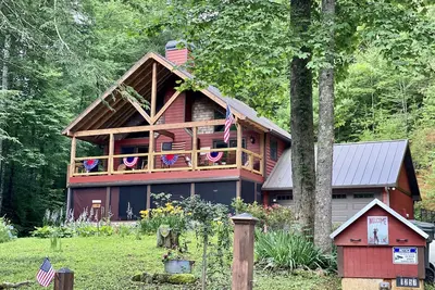 Image de Riverfront Cabin by downtown Helen! Hot Tub, FirePit, Arcade Games & private Park