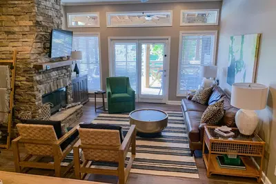 Image de Fabulous Lake Martin Townhome with Private Dock & Boat Ramp - 30 min from Auburn