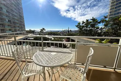 Image de Ilikai Apt 308 - Spacious Studio with Stunning Ocean & Harbor Views