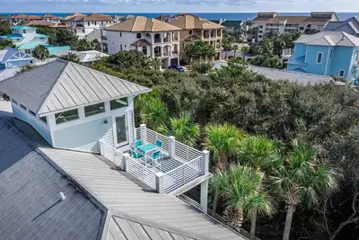 Image de Sunfish Manor: Remodeled! Private Beach 2 min walk! Modern-Coastal Design, Huge