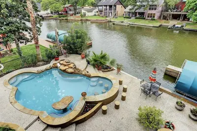 Image de Gorgeous Private Oasis with Lakefront View, New Listing