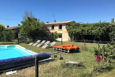 Image de Gîte de charme avec piscine sur domaine viticole bio