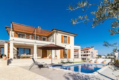 Image de The beautiful and serene Villa Evelyn is settled in Medulin