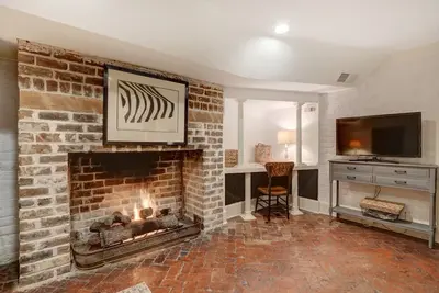 Garden Level in Historic B&B on Famous Jones Street