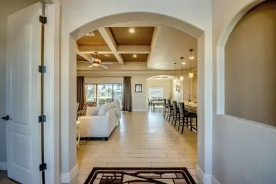 Image de Beautiful 4 Br waterfront Villa w. heated pool/ kayaks/ bicycles/ fishing poles