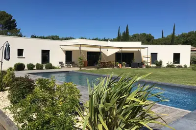 Image de Villa contemporaine avec piscine au calme sur 4000m2 paysager