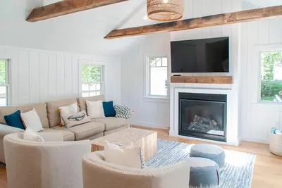 Image de Beautifully Renovated Cape Cottage with Pool!