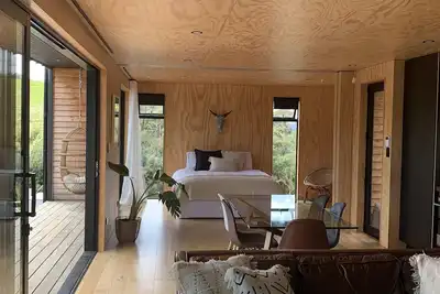 Image de Private, modern. Native bush, near the beach.