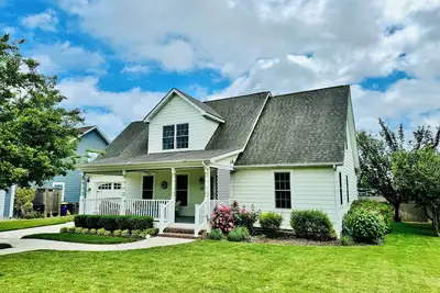 Image de New! Large Beach House in historic downtown Lewes ~ 5 min drive to beach!