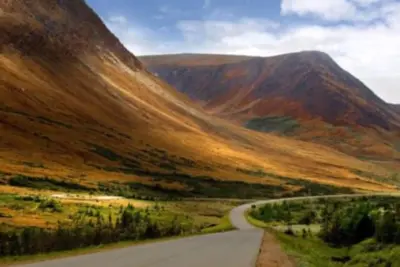 Image de Ocean Breeze offers modern amenities in a renovated saltbox house.