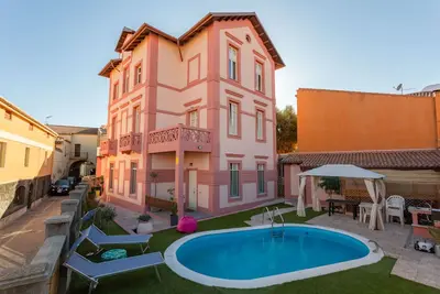 Image de app pour 6 personne avec piscine e jacuzzi