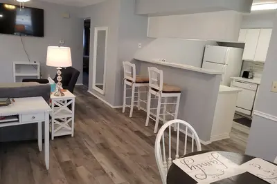 Image de St. Amant Place with 2 Br 1. 5 Ba Free Private Parking Pet Stays for Free!