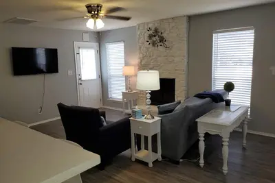 Image de Cherry Creek Home with 2 Br 1. 5 Ba Free Private Parking Pet Stays for Free!