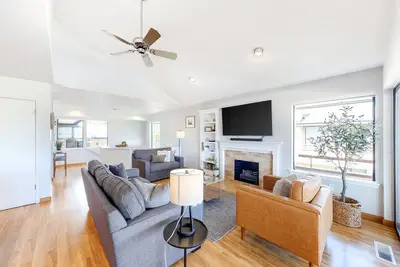 Image de Inviting home near the lake with private hot tub, pool, deck, & amazing views