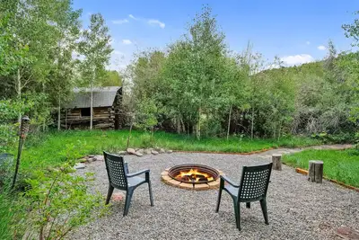 Image de Unique mountain lodge with firepit, loft, & children's items - near skiing