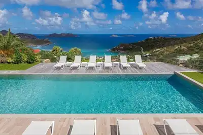 Refreshing Villa Amidst a Breathtaking Nature