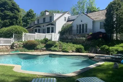 Image de Space, expansive property with views and pool