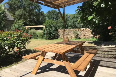 Image de Maison en pierres avec un agréable jardin clos et ensoleillé