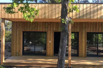 Image de Wooden villa in the Golf - Large terrace overlooking the forest - Close to the lake