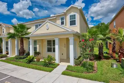 Image de Modern Retreat Minutes From Disney, King Bed Pool, Free Wifi, 3 Bedroom, 3 Baths