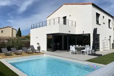 Image de Villa Tomeva, maison récente avec piscine chauffée, à 400 mètres de la plage.