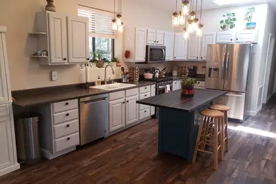 Image de Peaceful Home in the Pines! Come Spend the Holidays in Williams! \n