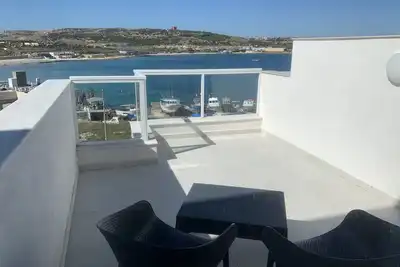 Image de Moderne Nouveau 2 chambres avec vue sur mer imprenable sur la baie de Mellieha à 50 mètres de la plage