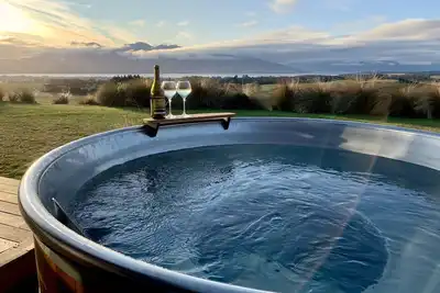 Image de Fiordland Eco-Retreat ☆ Panoramic Views ☆ Hot Tub