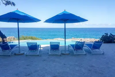 Image de Luxury oceanfront apt, 2bd, great sea views, Wi-fi, cable Tv, pool