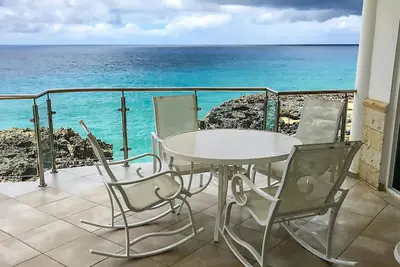 Image de 2bd oceanfront condo, unencumbered sea views, pool, internet, cable Tv