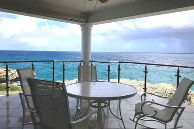 Image de 2bd oceanfront condo, internet, washing machine, cable Tv, pool, sea views!