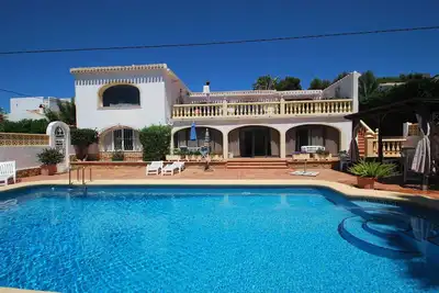 Image de Maison avec piscine privée, climatisation, internet, barbecue