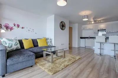 Image de Clean and modern Riverside Flat w/ Private Balcony