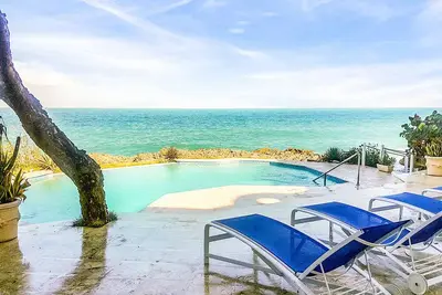 Image de Oceanfront penthouse, sea views, top floor, huge Tv!