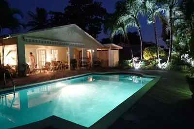 Luxury Private Villa w / Accès à la plage, Private Garden & Pool Généreux