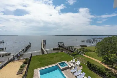 Image de Sunset Bay 5 Bedroom Home with a Jacuzzi Tub, Work-Out Room and Bayside Access!