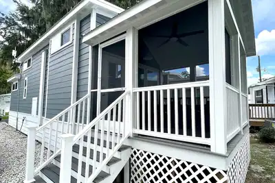Image de The Lakeview House - Pet friendly tiny home on the lake in Clermont