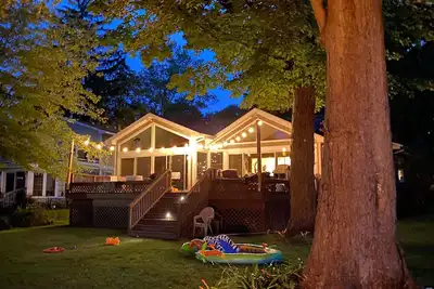Image de Spacious, Family-Friendly Cottage with Stunning Waterfront View in Paw Paw Lake