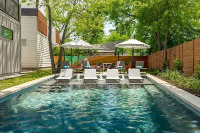 Image de Modern + Lavish Palms Manor | East Atx, Min to Dt