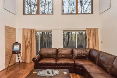 Image de Cozy home in Poconos: Fireplace, Views.