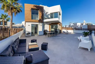 Ny Villa à Villamartin avec 4 chambres et 3 salles de bains à louer!