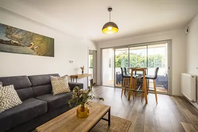 Image de Appartement 4* au cœur de St-Jean-de-Luz avec terrasse et parking, à 5 min de la plage