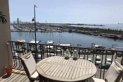 Image de F2 très lumineux avec terrasse vue panoramique sur le Port <br>
