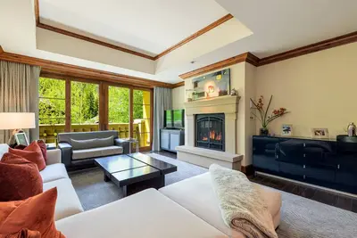 Image de Luxe Ritz-Carlton Residence by InvitedHome | Private Ski Shuttle, Hot Tub, Pool