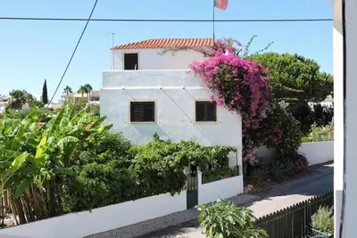 Image de À seulement 500 mètres de la plage! Vue mer depuis les chambres. Maison privée.