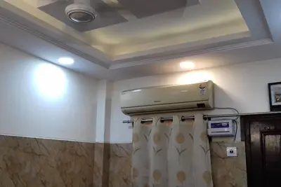 Image de One bedroom apartment with attached kitchen and washroom along with fridge