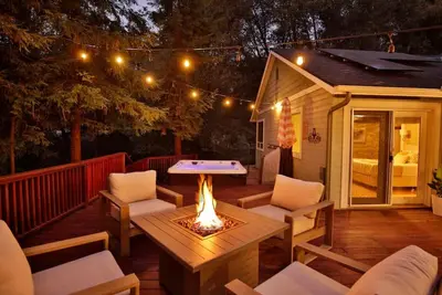 Image de Hot Tub, Privacy, Oversized Deck, Open Floor Plan, Centrally Located!