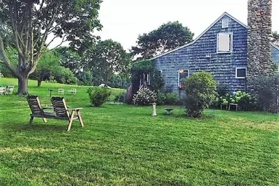 Image de Art filled house 3. 5 acre. 1 min from beach