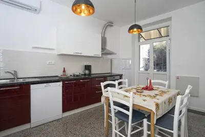 Image de Spacious and comfortable retro-modern near center