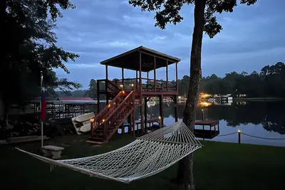 Image de Lakefront Escape w/ Firepit & Fireplace – Relax & Recharge in Nature!